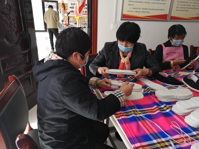 交流学习手工布鞋制作工艺,了解太和村扶贫工厂复工复产及疫情期间的